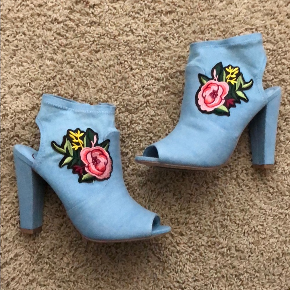 🚨EVERYTHING BOGO🚨Flower Denim Heels